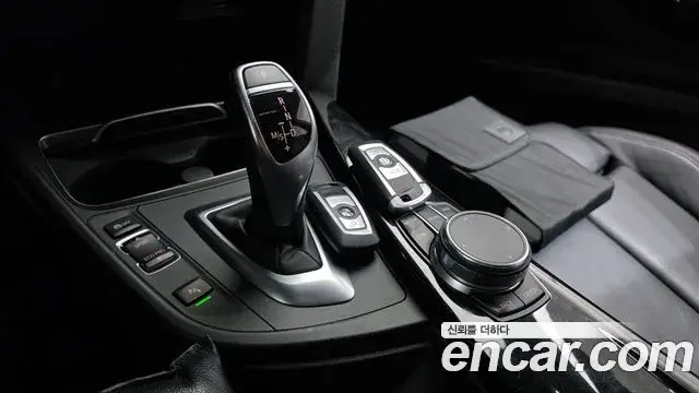 BMW 3 Series 2018 — Şəkil 18/32