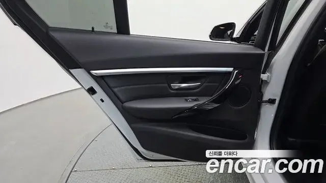 BMW 3 Series 2018 — Şəkil 31/32