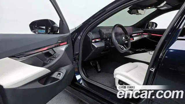 BMW 5 Series 2025 — Photo 24/33