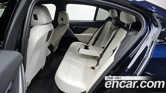 BMW 5 Series 2025 — Photo 29/33