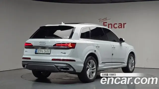 Audi Q7 2021 — ფოტო 17/31