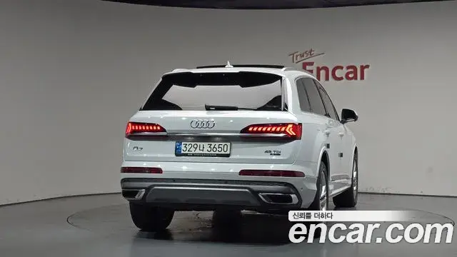 Audi Q7 2021 — ფოტო 19/31
