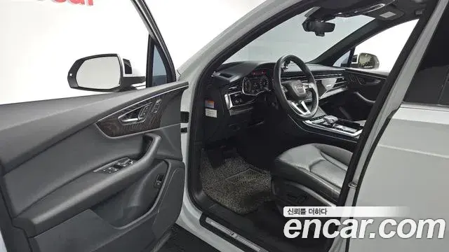 Audi Q7 2021 — ფოტო 2/31
