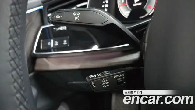 Audi Q7 2021 — ფოტო 14/31