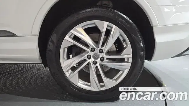 Audi Q7 2021 — ფოტო 26/31