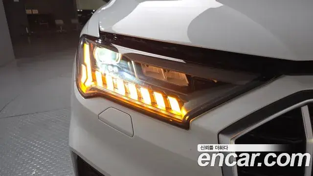 Audi Q7 2021 — ფოტო 28/31