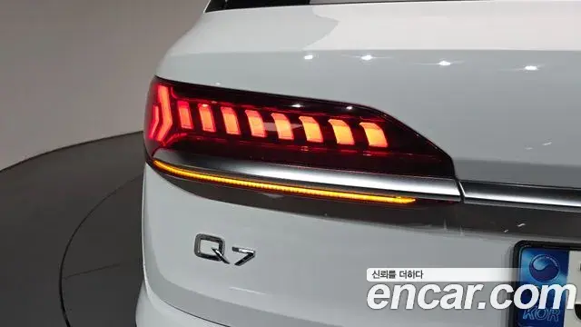 Audi Q7 2021 — ფოტო 11/31