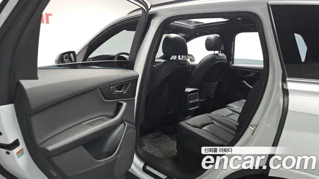 Audi Q7 2021 — ფოტო 16/31
