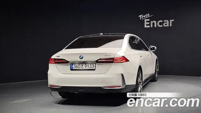 BMW 5 Series 2023 — ფოტო 3/30