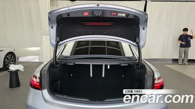 Mercedes-Benz E-Class 2023 — ფოტო 15/34