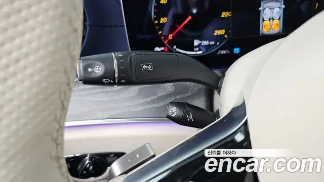 Mercedes-Benz E-Class 2023 — ფოტო 31/34