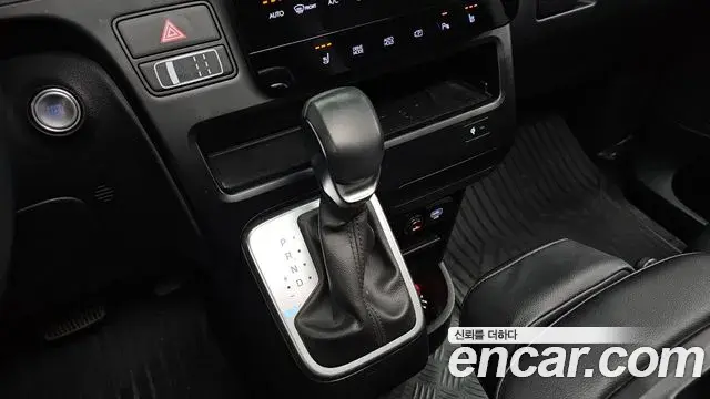 Hyundai Staria 2025 — Photo 9/20