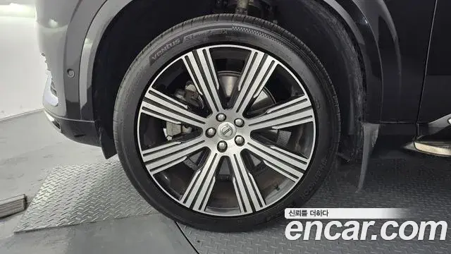 Volvo XC90 2022 — ფოტო 27/37