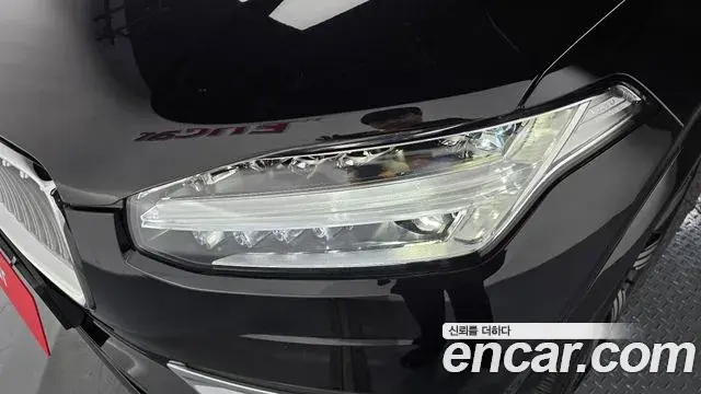 Volvo XC90 2022 — ფოტო 13/37