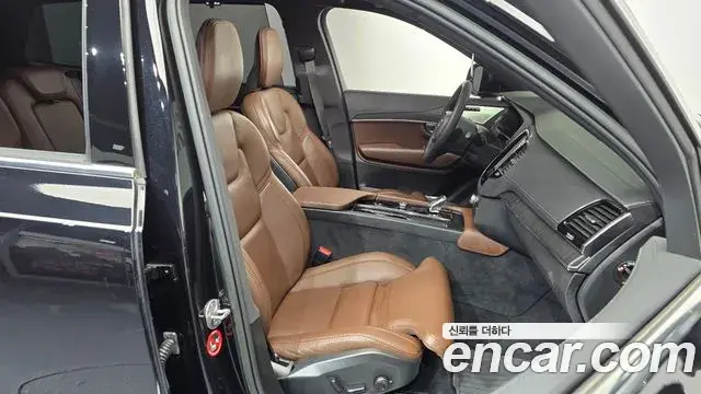 Volvo XC90 2022 — ფოტო 31/37