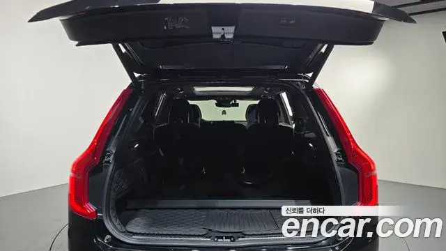 Volvo XC90 2022 — ფოტო 28/37