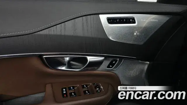 Volvo XC90 2022 — ფოტო 8/37