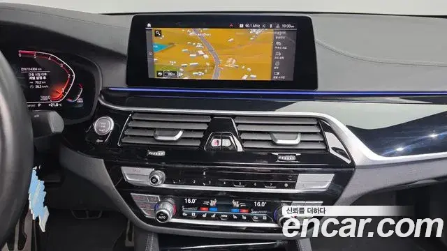 BMW 5 Series 2019 — ფოტო 15/20
