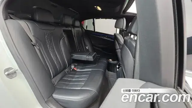 BMW 5 Series 2019 — ფოტო 8/20