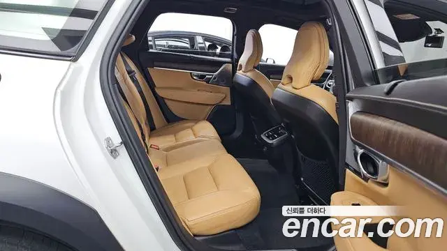 Volvo V90 Cross Country 2021 — ფოტო 17/36