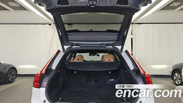Volvo V90 Cross Country 2021 — ფოტო 20/36