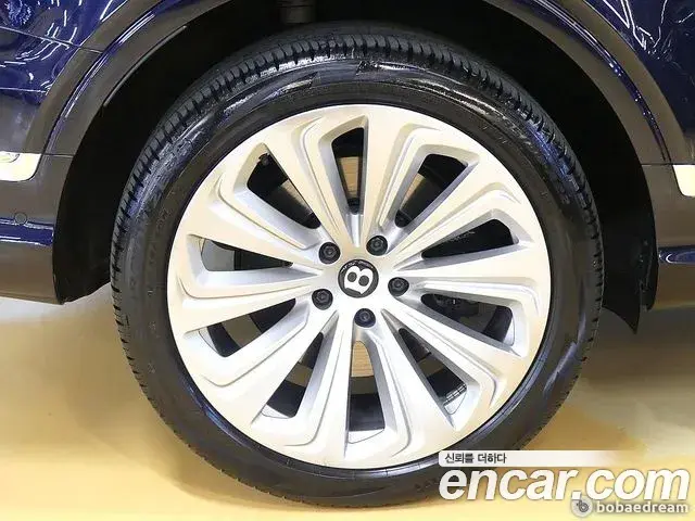 Bentley Bentayga 2022 — Şəkil 10/20