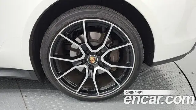 Porsche Taycan 2023 — Photo 26/38