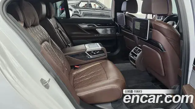 BMW 7 Series 2022 — Şəkil 17/36