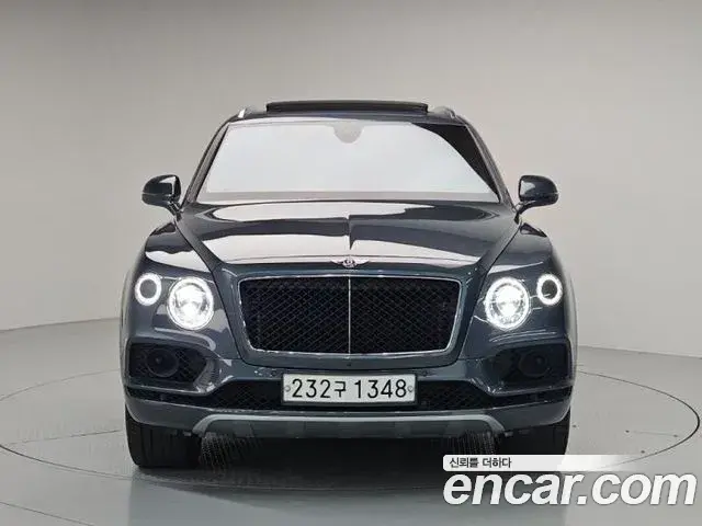 Bentley Bentayga 2019 — Photo 1/18