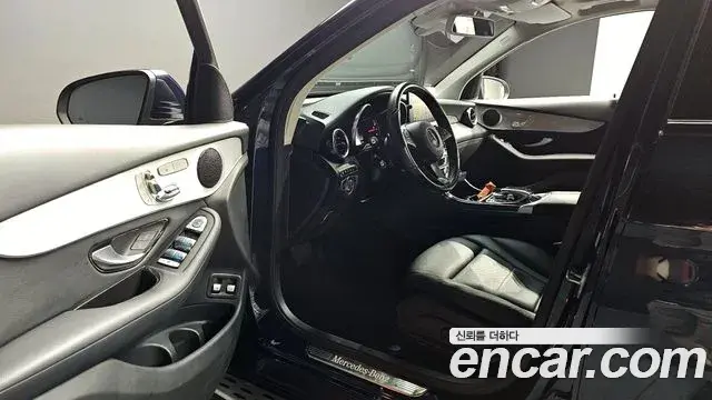 Mercedes-Benz GLC-Class 2018 — Photo 29/30