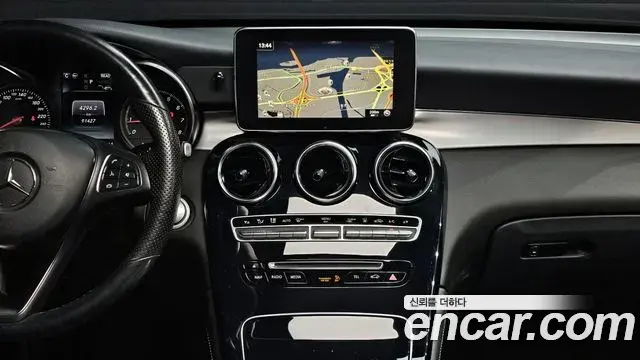 Mercedes-Benz GLC-Class 2018 — Photo 9/30