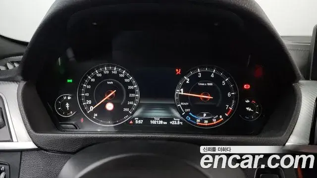 BMW 3 Series 2018 — Şəkil 22/32