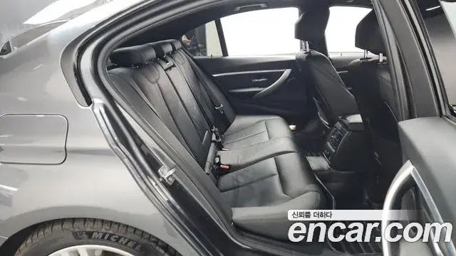 BMW 3 Series 2018 — Şəkil 30/32