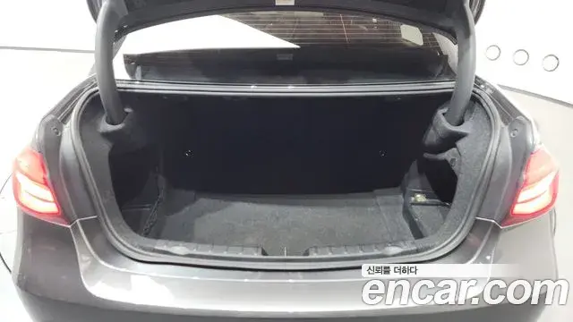 BMW 3 Series 2018 — Şəkil 17/32