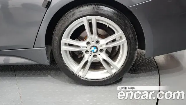 BMW 3 Series 2018 — Şəkil 32/32