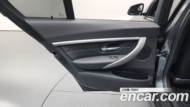 BMW 3 Series 2018 — Şəkil 14/32