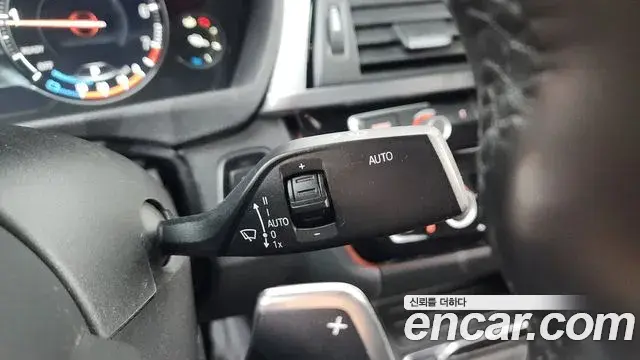 BMW 3 Series 2018 — Şəkil 29/32