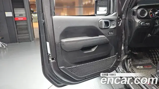 Jeep Wrangler 2020 — Şəkil 8/31