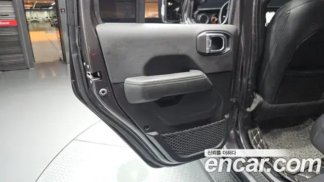 Jeep Wrangler 2020 — Şəkil 11/31