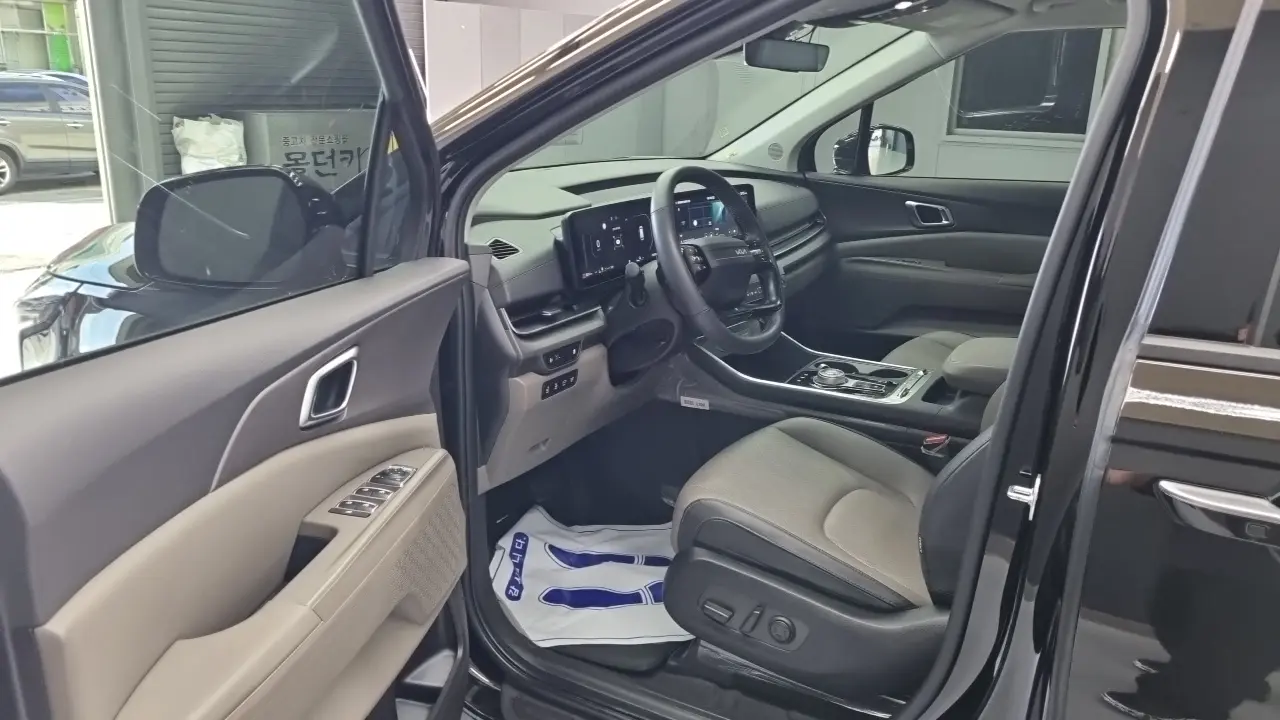 Kia Carnival 2025 — Photo 1/18