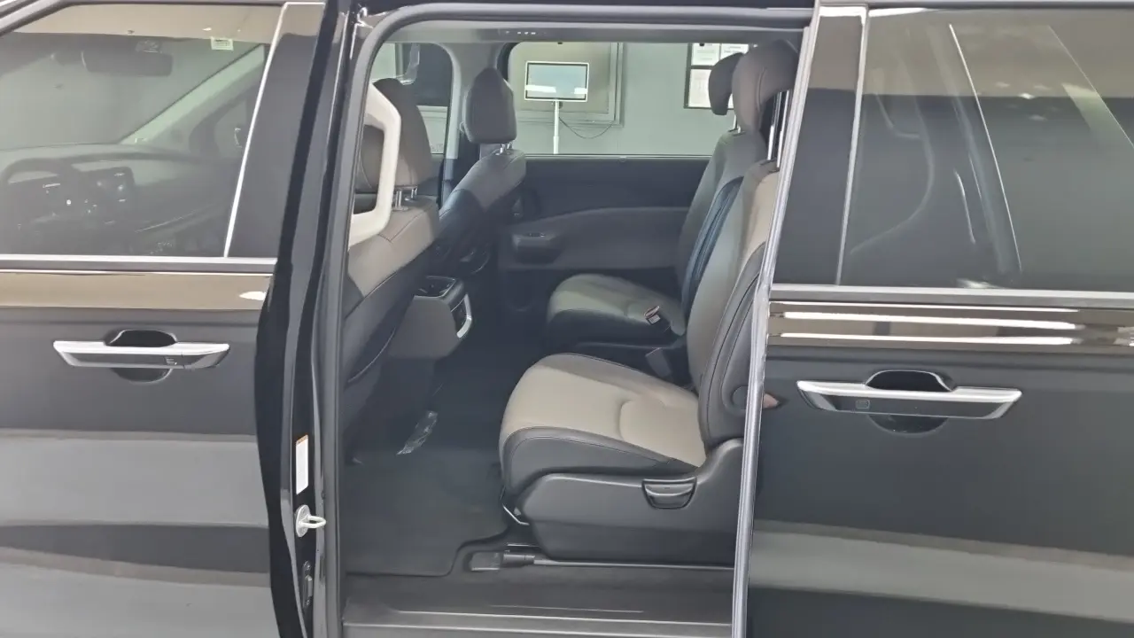 Kia Carnival 2025 — Photo 3/18