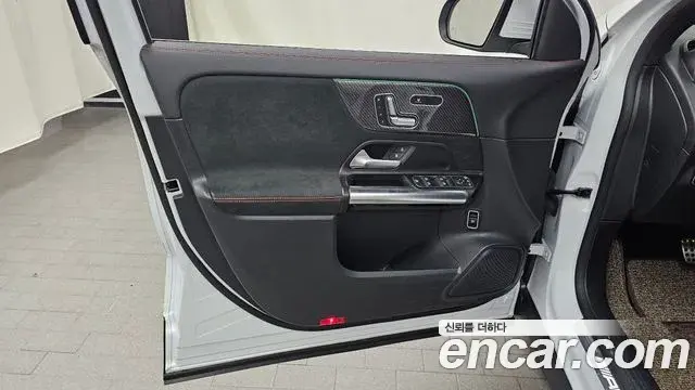 Mercedes-Benz GLA-Class 2021 — Şəkil 17/32