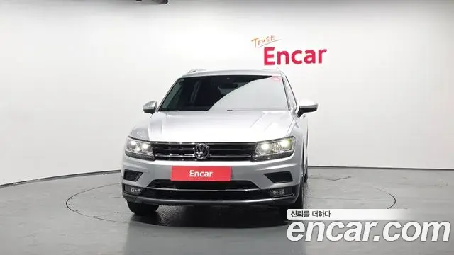 Volkswagen Tiguan 2018 — ფოტო 16/20