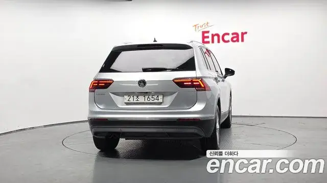 Volkswagen Tiguan 2018 — ფოტო 7/20