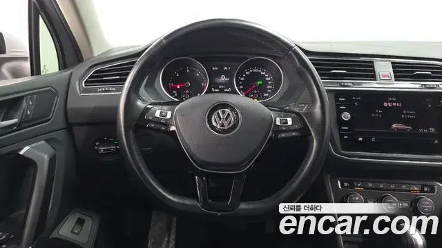 Volkswagen Tiguan 2018 — ფოტო 5/20