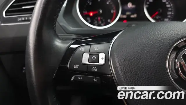 Volkswagen Tiguan 2018 — ფოტო 8/20