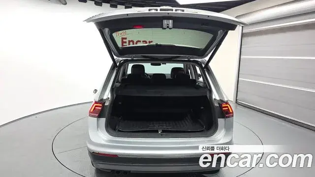 Volkswagen Tiguan 2018 — ფოტო 17/20