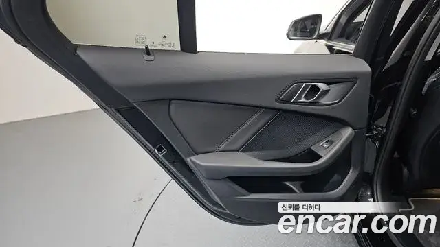 BMW 1 Series 2023 — Şəkil 32/33