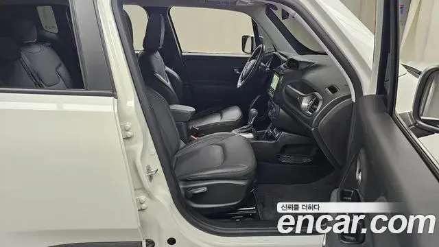 Jeep Renegade 2022 — Photo 31/31