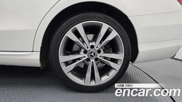 Mercedes-Benz C-Class 2018 — Photo 13/30